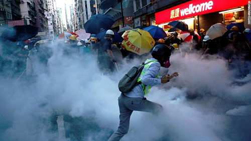 Một góc quang cảnh biểu tình ở Hong Kong hôm 28/7 vừa qua. Ảnh: CNN