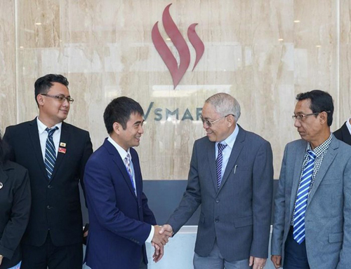 Ông Hoàng Anh - Giám đốc nhà máy VinSmart (thứ hai từ trái sang) vàông U Tin Maung Tun - Chủ tịch Quốc hội vùng Yangon (thứ hai từ phải sang).