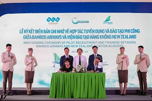 Đại diện Bamboo Airways (ngồi bên phải) ký kết biên bản ghi nhớ hợp tác (MOU) đào tạo hàng không dài hạn với Viện đào tạo Hàng không New Zealand