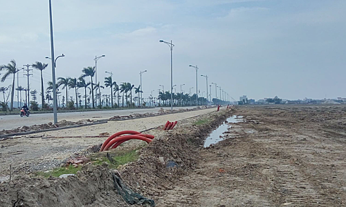 Một dự án đang làm hạ tầng hồi đầu năm nhưng đã rao bán đất nền chênh hàng trăm triệu đồng. Ảnh: N.H