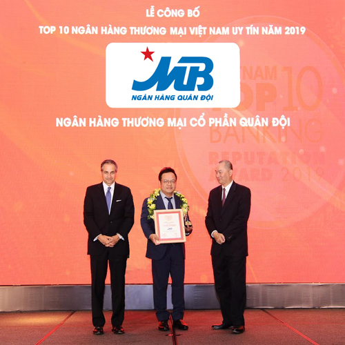 Đại diện MB (đứng giữa) nhận giải thưởng.