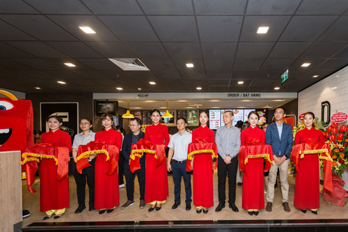 Đại diện McDonalds Việt Nam và khách mời tham dự khai trương McDonalds Thái Hà
