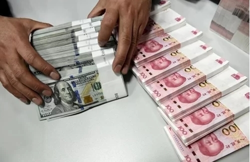 Nhân viên kiểm tiền tại một chi nhánh của Bank of China. Ảnh: Reuters