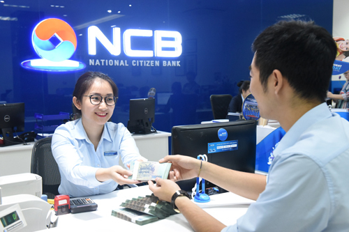 Một khách hàng gửi tiết kiệm tại NCB.
