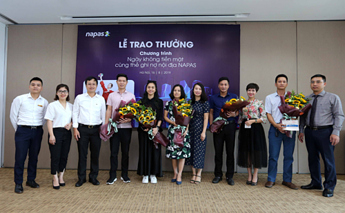Đại diện Napas chụp ảnh lưu niệm cùng những khách hàng trúng thưởng.