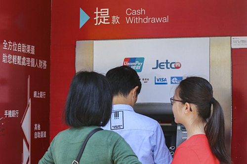 Người Hong Kong rút tiền tại một ATM tại đây. Ảnh: SCMP