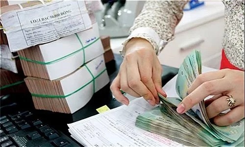 Giao dịch tại một ngân hàng thương mại. Ảnh: Lệ Chi