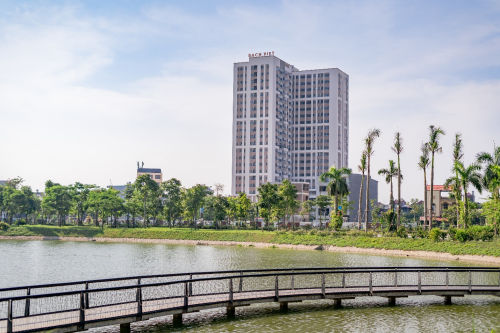 Areca Garden cao 22 tầng, nằm tại phường Dĩnh Kế, thành phố Bắc Giang hướng nhìn từ hồ.