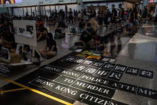 Người biểu tình tại Sân bay Quốc tế Hong Kong hôm 13/8. Ảnh: Bloomberg