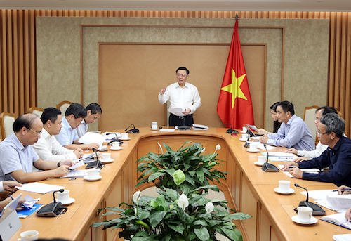 Phó thủ tướng Vương Đình Huệ chủ trì cuộc họp về tình hình nợ nước ngoài quốc gia, trái phiếu doanh nghiệp, ngày 9/8. Ảnh: VGP