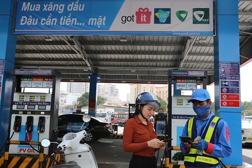 Một khách hàng đang thanh toán tiền xăng dầu trên ứng dụng di động.