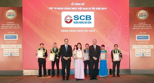 Đại diện SCB nhận giải tại lễ công bố top 10 doanh nghiệp uy tín.