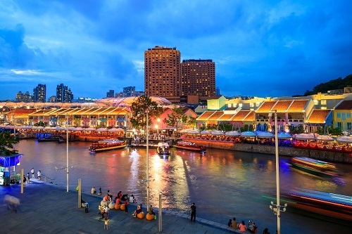 Clarke Quay - khu phố lịch sử thu hút đông khách du lịch tại Singapore.