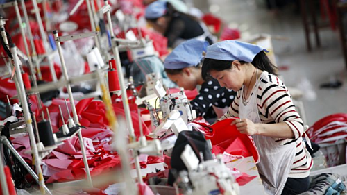 Công nhân trong một nhà máy may ở An Huy (Trung Quốc). Ảnh: AFP