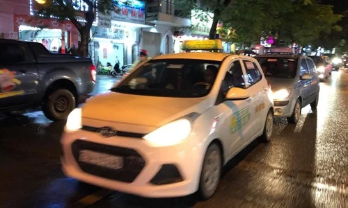 Xe của hai hãng taxi truyền thống hoạt động tại Hà Nội. Ảnh: Anh Tú