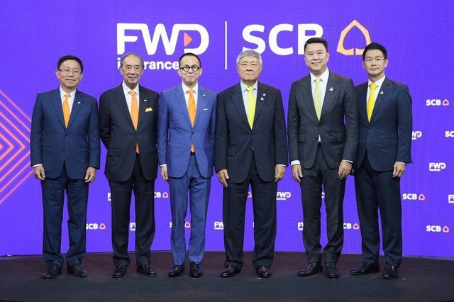 Ông Huỳnh Thanh Phong, Tổng giám đốc điều hành FWD (trái), tỷ phú Richard Li (thứ ba từ trái qua) tại một buổi lễ. 