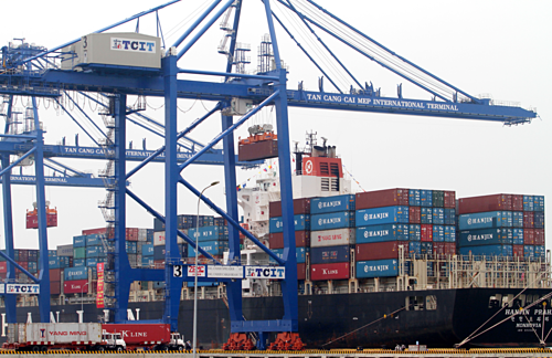Bốc dỡ container ở Tân Cảng  - Cái Mép.