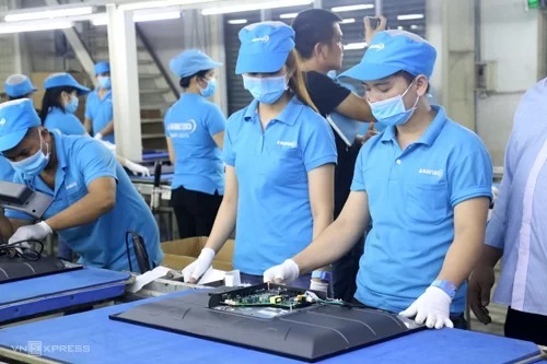 Công nhân lắp ráp tivi tại nhà máy của Asanzo. Ảnh: Trung Sơn