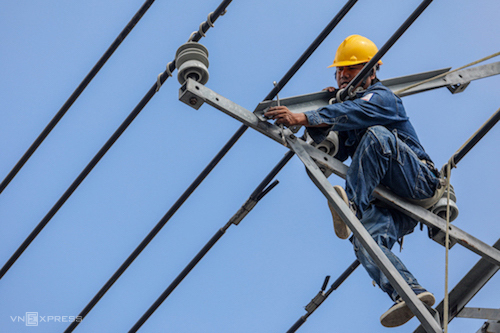 Công nhân Điện lực TP HCM sửa chữa đường dây lưới điện. Ảnh: Thành Nguyễn
