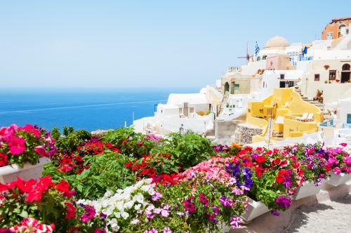 Quần đảo Cyclades với những hòn đảo nổi tiếng như Santorini là điểm đến du lịch quen thuộc của du khách quốc tế.