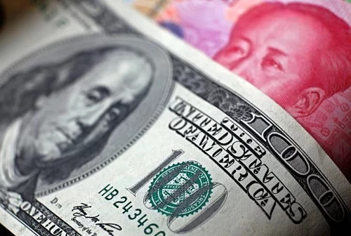 Đồng đôla của Mỹ và nhân dân tệ của Trung Quốc. Ảnh: Reuters