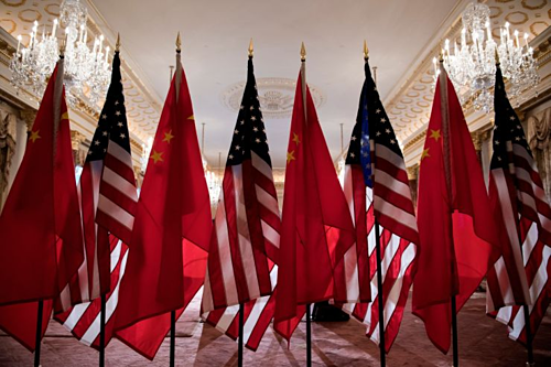Cờ Mỹ và Trung Quốc tại Bộ Ngoại giao Mỹ. Ảnh: AFP