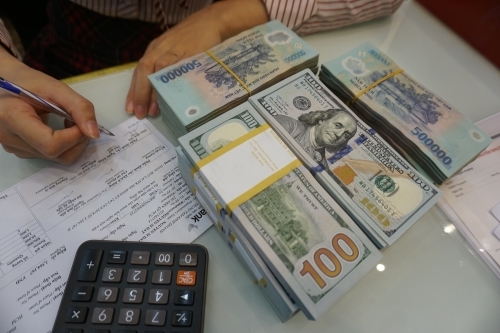 Giao dịch tại quầy một ngân hàng thương mại. Ảnh: Anh Tú