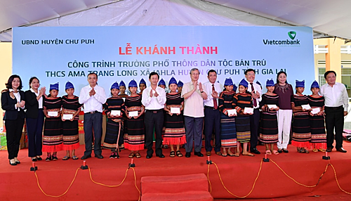 Các đại biểu cùng các em học sinh chụp ảnh kỷ niệm.
