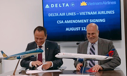 Lãnh đạo hai hãng ký thoả thuận mở rộng hợp tác liên danh linh hoạt tại Atlanta (Mỹ). Ảnh: VNA