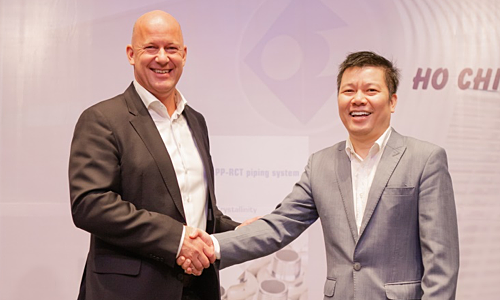 Ông Hans Int Veld - Giám đốc Phát triển Kinh doanh Ke Kelit (trái) và ông Nguyễn Trần Tuấn Nghĩa - Tổng giám đốc Viglacera-Exim trong buổi ký kết hợp tác. Ảnh Tuấn Nhu