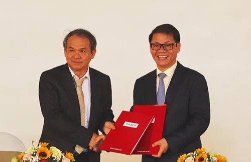 Ông Đoàn Nguyên Đức và ông Trần Bá Dương tại lễ ký kết thoả thuận giữa hai bên hồi tháng 3/2019. Ảnh: Đắc Thành.