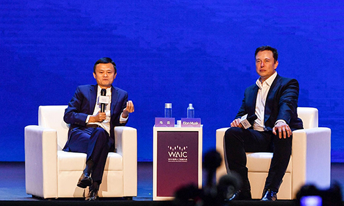 Jack Ma và Elon Musk nói chuyện tại hội nghị hôm nay ở Thượng Hải. Ảnh: AFP