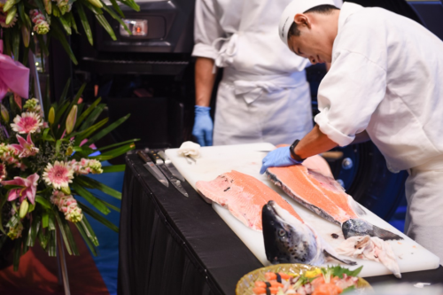 Đầu bếp người Nhật chế biến Sashimi phục vụ khách.