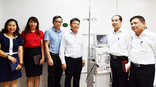 Đại diện Vietcombank và bệnh viện Xanh Pôn xem xét máy lọc thận vừa được tặng.