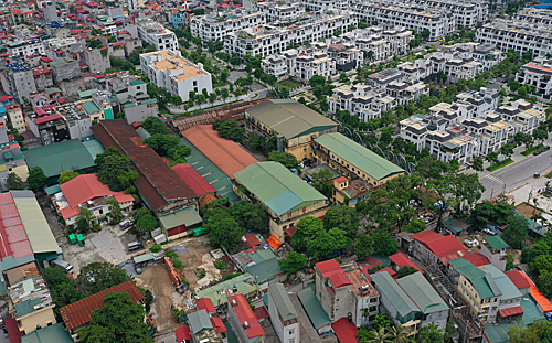 Nhà máy của Công ty cổ phần Cao su Hà Nội tại Cầu Diễn nằm giữa khu dân cư và rất nhiều trường học xung quanh. Ảnh: Ngọc Thành