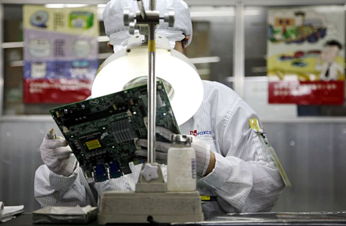 Một công nhân trong nhà máy của Foxconn. Ảnh: Bloomberg