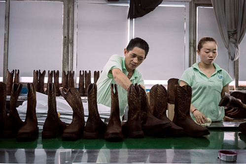 Công nhân làm việc tại Yong Du Shoes tại Hồ Châu, Chiết Giang, Trung Quốc. Ảnh: Giulia Marchi 