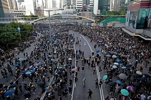 Người biểu tình tại đường Hardcourt (Hong Kong). Ảnh: Reuters