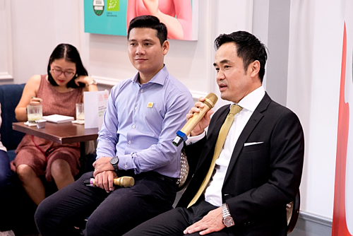 Nhà đồng sáng lập kiêm CEO Hoa Nắng Lâm Anh Tú  (bên trái) và ông Louis Nguyễn – Chủ tịch Hội đồng quản trị kiêm Tổng giám đốc Saigon Asset Management (SAM) (cầm micro).