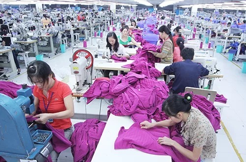 Công nhân làm việc trong một nhà máy tại Việt Nam. Ảnh: Ngọc Thành.