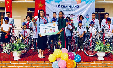 Eximbank tặng quà cho học sinh nghèo