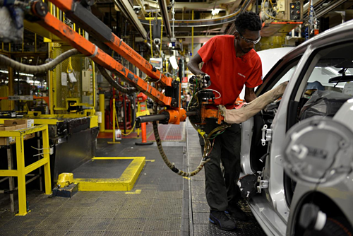 Công nhân trong một nhà máy sản xuất ôtô tại Mỹ. Ảnh: Reuters