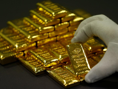 Công nhân đang phân loại vàng thỏi tại một nhà máy ở Áo. Ảnh: Reuters