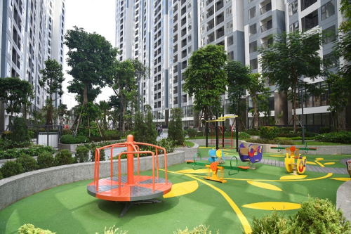 Khu vui chơi cho trẻ em nằm giữa khoảng xanh mát trong khuôn viên Imperia Sky Garden