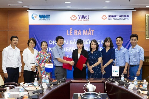 Ông Dương Trọng Chữ - Giám đốc Khối Ngân hàng số của LienVietPostBank và bà Tào Thị Thanh Hoa - Phó tổng giám đốc Nghiệp vụ của VNI đại diện hai doanh nghiệp ký hợp tác.