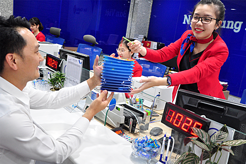 Ngân hàng Bản Việt tặng quà khách giao dịch dịp trung thu