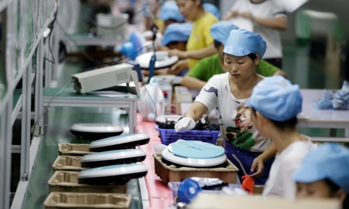 Công nhân trong một nhà máy của Matsutek tại Thâm Quyến. Ảnh: Reuters