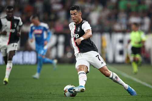Cristiano Ronaldo chơi trong trận ở Turin hôm 31/8. Ảnh: AFP