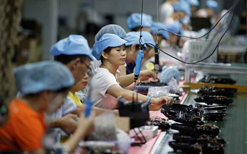 Công nhân làm việc tại một dây chuyền sản xuất robot hút bụi ở Thâm Quyến, Trung Quốc. Ảnh: Reuters