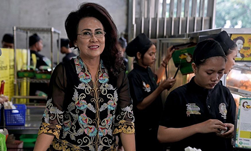 Bà Soelistiowati, chủ hàng chuối chiên ở phía Tây thủ đô Jakarta. Ảnh: Bloomberg